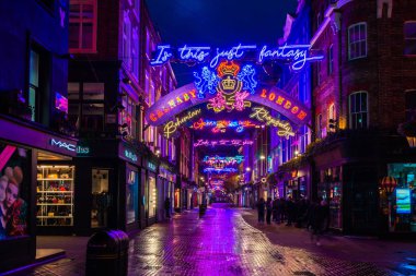 Londra - 17 Kasım 2018: Noel ışık Carnaby Street, Londra İngiltere yok. Bu yıl Carnaby Noel özelliği Bohemian Rhapsody Kraliçe ilham ışık yükleme göz kamaştırıcı ışıklar.