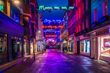 Londra - 17 Kasım 2018: Noel ışık Carnaby Street, Londra İngiltere yok. Bu yıl Carnaby Noel özelliği Bohemian Rhapsody Kraliçe ilham ışık yükleme göz kamaştırıcı ışıklar.
