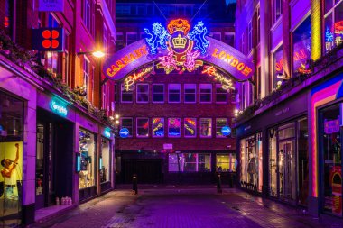 Londra - 17 Kasım 2018: Noel ışık Carnaby Street, Londra İngiltere yok. Bu yıl Carnaby Noel özelliği Bohemian Rhapsody Kraliçe ilham ışık yükleme göz kamaştırıcı ışıklar.