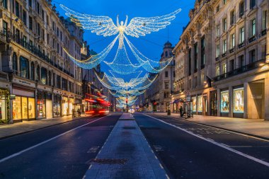 Londra - 17 Kasım 2018: Regent Street, Londra, İngiltere Noel ışıkları. Noel ışıkları alışveriş binlerce festival sezonunda çekmek ve Londra'nın önemli turistik bulunmaktadır