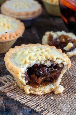 Geleneksel Noel kıymalı börek ve ahşap masa üzerinde mulled şarap