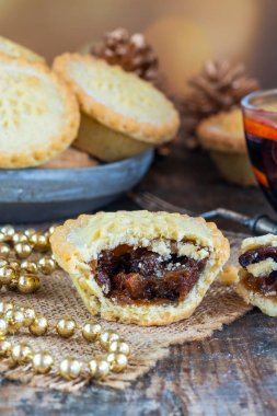 Geleneksel Noel kıymalı börek ve ahşap masa üzerinde mulled şarap