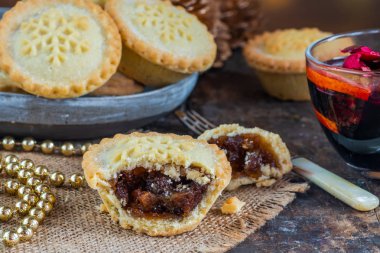 Geleneksel Noel kıymalı börek ve ahşap masa üzerinde mulled şarap