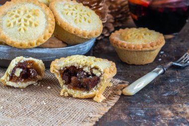 Geleneksel Noel kıymalı börek ve ahşap masa üzerinde mulled şarap