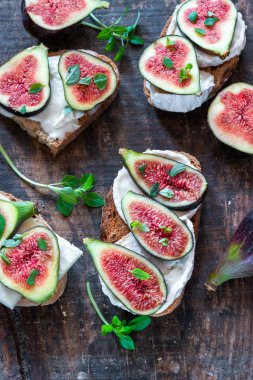 Keçi peyniri ve tost - sağlıklı öğle yemeği fikir - incir görünümü top