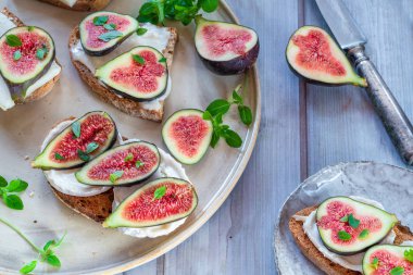 Keçi peyniri ve tost - sağlıklı öğle yemeği fikir - incir görünümü top