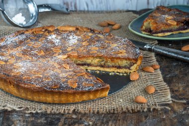 Geleneksel ev pişmiş bakewell tart rustik ahşap tahta üzerinde