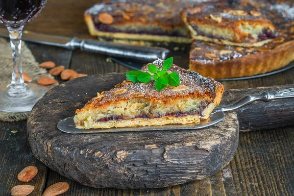 Traditionelle Selbst Gebackene Torte Auf Rustikalem Holztisch — Stockfoto