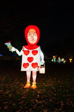 Londra, İngiltere - 09 Aralık 2018: Londra'nın yeni lantern Festivali Southwark Park özellikleri üzerinde her iki alis harikalar ve ayna aracılığıyla hikayesini anlatan 160 dev fenerler