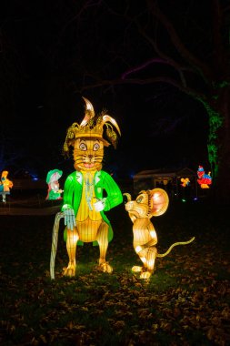 Londra, İngiltere - 09 Aralık 2018: Londra'nın yeni lantern Festivali Southwark Park özellikleri üzerinde her iki alis harikalar ve ayna aracılığıyla hikayesini anlatan 160 dev fenerler