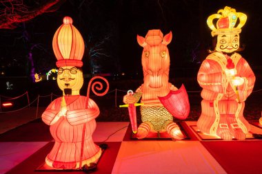Londra, İngiltere - 09 Aralık 2018: Londra'nın yeni lantern Festivali Southwark Park özellikleri üzerinde her iki alis harikalar ve ayna aracılığıyla hikayesini anlatan 160 dev fenerler