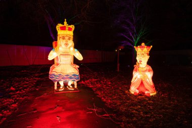 Londra, İngiltere - 09 Aralık 2018: Londra'nın yeni lantern Festivali Southwark Park özellikleri üzerinde her iki alis harikalar ve ayna aracılığıyla hikayesini anlatan 160 dev fenerler