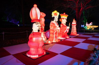 Londra, İngiltere - 09 Aralık 2018: Londra'nın yeni lantern Festivali Southwark Park özellikleri üzerinde her iki alis harikalar ve ayna aracılığıyla hikayesini anlatan 160 dev fenerler