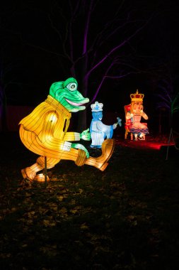 Londra, İngiltere - 09 Aralık 2018: Londra'nın yeni lantern Festivali Southwark Park özellikleri üzerinde her iki alis harikalar ve ayna aracılığıyla hikayesini anlatan 160 dev fenerler