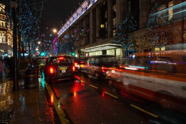 Londra - 23 Aralık 2018: Oxford Street, Londra, İngiltere Noel ışıkları. Merkez Londra'nın en yoğun alışveriş bölgesi tam uzunlukta renkli parlak küreler ile süslüdür.
