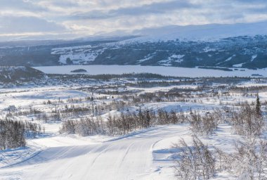 Beitostolen donmuş göl Oyangen mesafe ile kış manzara panoramik manzaralı. Norveç'te kış
