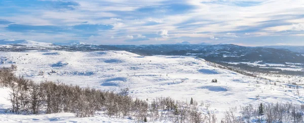 Vedere panoramică largă a peisajului de iarnă din Beitostolen. Iarna i — Fotografie, imagine de stoc