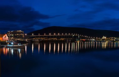 Tromsoysundet Tromso, Norveç'te boğaz Tromso köprüden gece görünümü