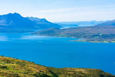 Dağlar ve tepeler Norveç'te Tromso ve Tromsoysundet Boğazı çevresinde havadan görünümü