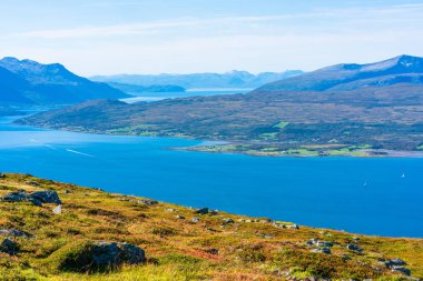 Norveç'te Tromso ve Tromsoysundet Boğazı çevresindeki tepeler geniş panoramik manzaralı