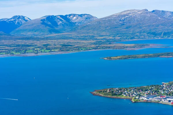 ノルウェーのトロムソと Tromsoysundet の海峡の空撮 — ストック写真