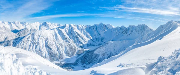 Amplia Vista Panorámica Del Paisaje Invernal Con Los Alpes Nevados — Foto de Stock