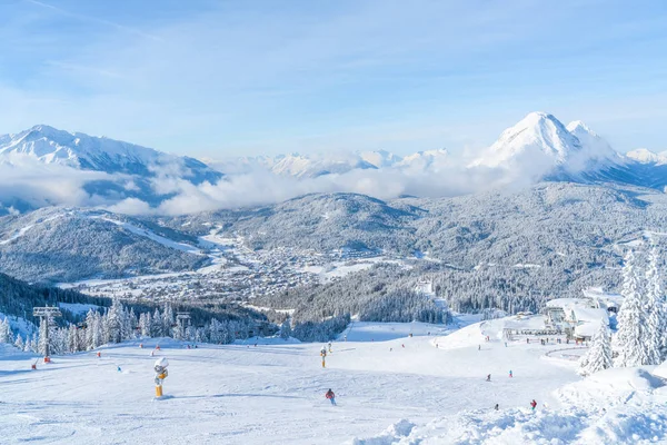 奥地利塞费尔德 2019年1月11日 人们喜欢在塞费尔德的山坡上滑雪 塞费尔德是著名的冬季运动中心 也是奥地利最受欢迎的旅游胜地之一 — 图库照片