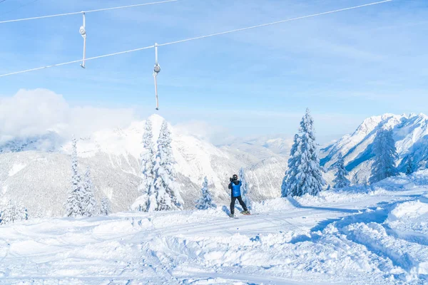 奥地利塞费尔德 2019年1月11日 滑雪坡上的滑雪者在奥地利最受欢迎的旅游胜地之一塞费尔德拍摄美丽的冰雪覆盖的阿尔卑斯山照片 — 图库照片