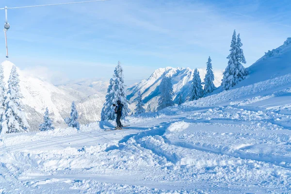 奥地利塞费尔德 2019年1月11日 滑雪坡上的滑雪者在奥地利最受欢迎的旅游胜地之一塞费尔德拍摄美丽的冰雪覆盖的阿尔卑斯山照片 — 图库照片