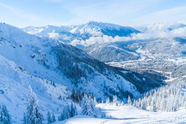 Görünümü ile kar kış manzara ağaçlar ve Alpler Seefeld in Tyrol, Avusturya Devlet kaplı. Kış Avusturya