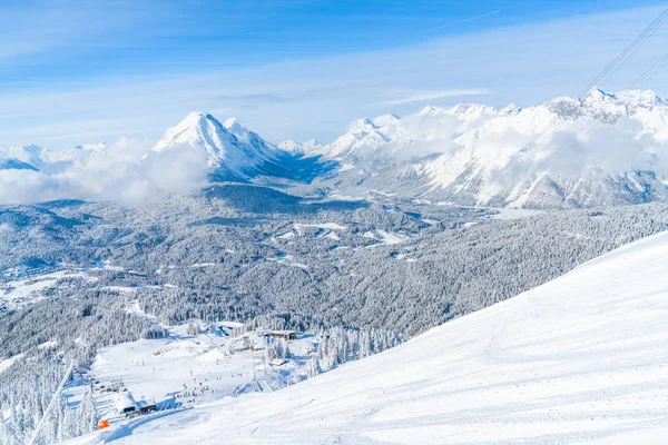 在奥地利蒂罗尔州的塞费尔德 冬季景观与雪覆盖的阿尔卑斯山 冬季在奥地利 — 图库照片