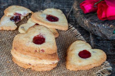 Vişne reçelli kurabiye kalpler. Sevgililer gıda fikir.