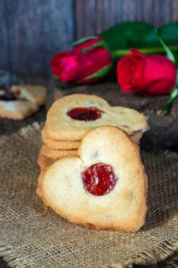 Vişne reçelli kurabiye kalpler. Sevgililer gıda fikir.