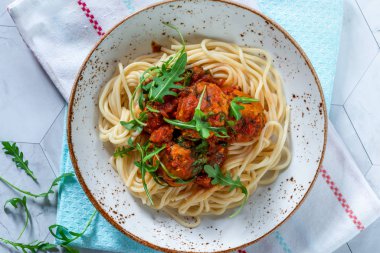 Spagetti baharatlı domates sosu ve roket ton balığı topları ile