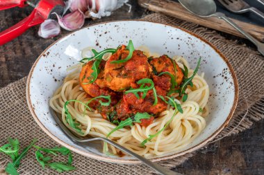 Spagetti baharatlı domates sosu ve roket ton balığı topları ile