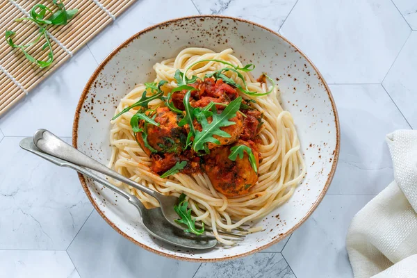 Espaguetis Con Bolas Atún Salsa Tomate Picante Cohete — Foto de Stock