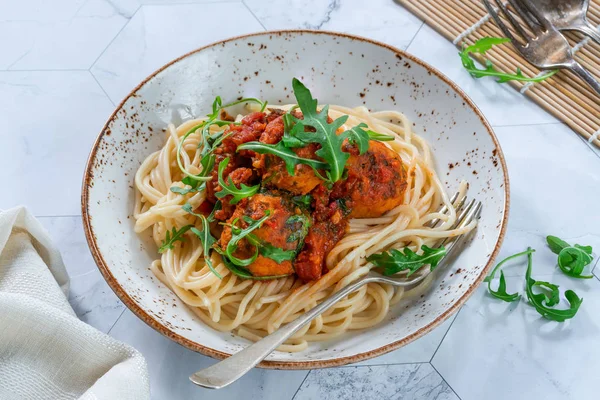 Espaguetis Con Bolas Atún Salsa Tomate Picante Cohete —  Fotos de Stock
