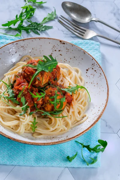 Spaghetti Mit Thunfischbällchen Würziger Tomatensauce Und Rucola — Stockfoto