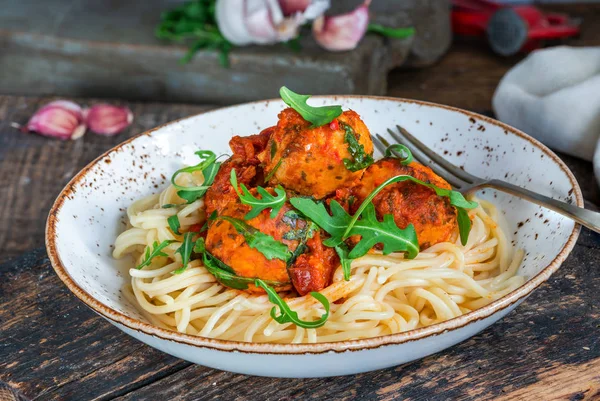 Spaghetti Med Tonfisk Bollar Kryddig Tomatsås Och Raket — Stockfoto