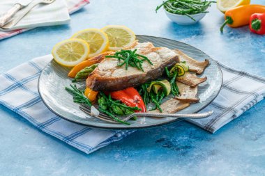 Sebzeli - tatlı mini biber, kabak, kuşkonmaz ve istiridye mantar, samphire ile süslenmiş ızgara pisi balığı biftek