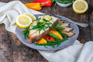 Sebzeli - tatlı mini biber, kabak, kuşkonmaz ve istiridye mantar, samphire ile süslenmiş ızgara pisi balığı biftek