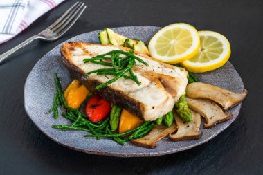 Sebzeli - tatlı mini biber, kabak, kuşkonmaz ve istiridye mantar, samphire ile süslenmiş ızgara pisi balığı biftek