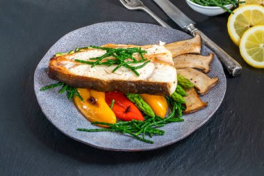 Sebzeli - tatlı mini biber, kabak, kuşkonmaz ve istiridye mantar, samphire ile süslenmiş ızgara pisi balığı biftek