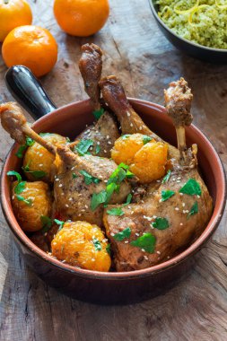 Ördek tagine ile clementines ve narenciye kuskus - yüksek açılı görünüş
