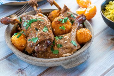 Ördek tagine ile clementines ve narenciye kuskus