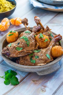 Ördek tagine ile clementines ve narenciye kuskus