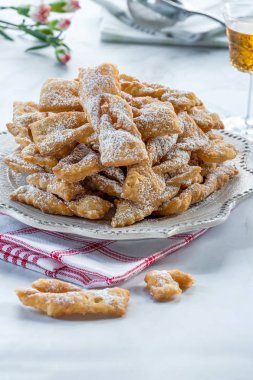 Geleneksel İtalyan karnaval börek ile krema şeker - frappe veya chiacchiere tozunu