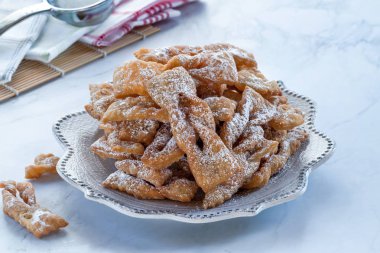 Geleneksel İtalyan karnaval börek ile krema şeker - frappe veya chiacchiere tozunu