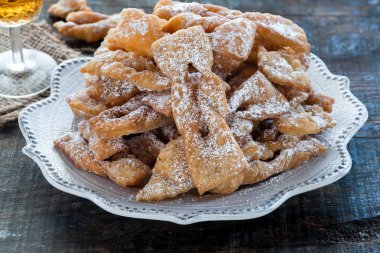 Geleneksel İtalyan karnaval börek ile krema şeker - frappe veya chiacchiere tozunu