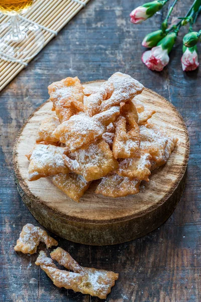 Fritos Tradicionais Carnaval Italianos Polvilhados Com Açúcar Confeiteiro Frappe Chiacchiere — Fotografia de Stock